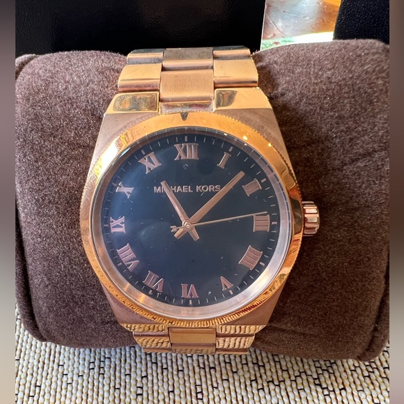 Michael Kors unisex rose gold watch - Picture 2 of 5